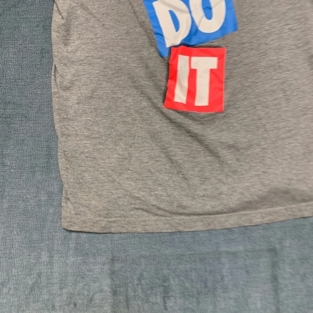 The Nike Tee Shirt Boys Medium Heather Gray Just Do It Graphic Logo Crew Neck